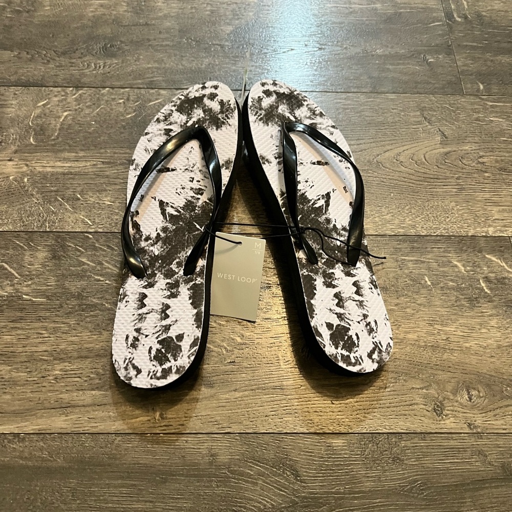 Women's Flip Flops SZ MED 7-8 NWT